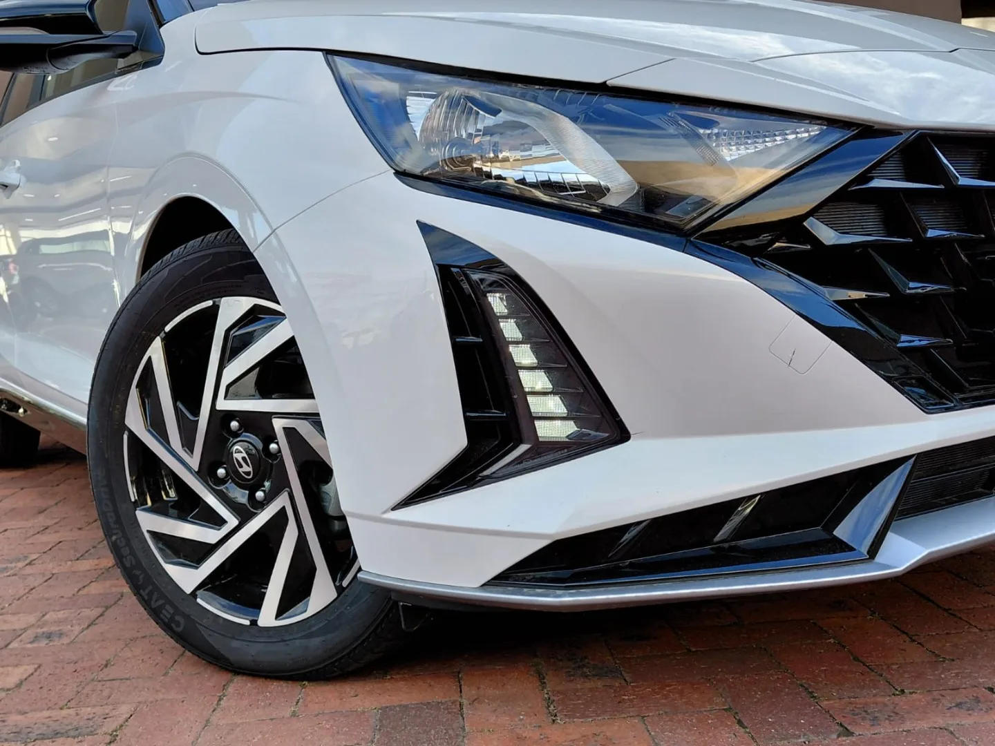 2026 Hyundai I20 i20 1.4 EXECUTIVE A/T 2 TONE MY24 thumbnail 3