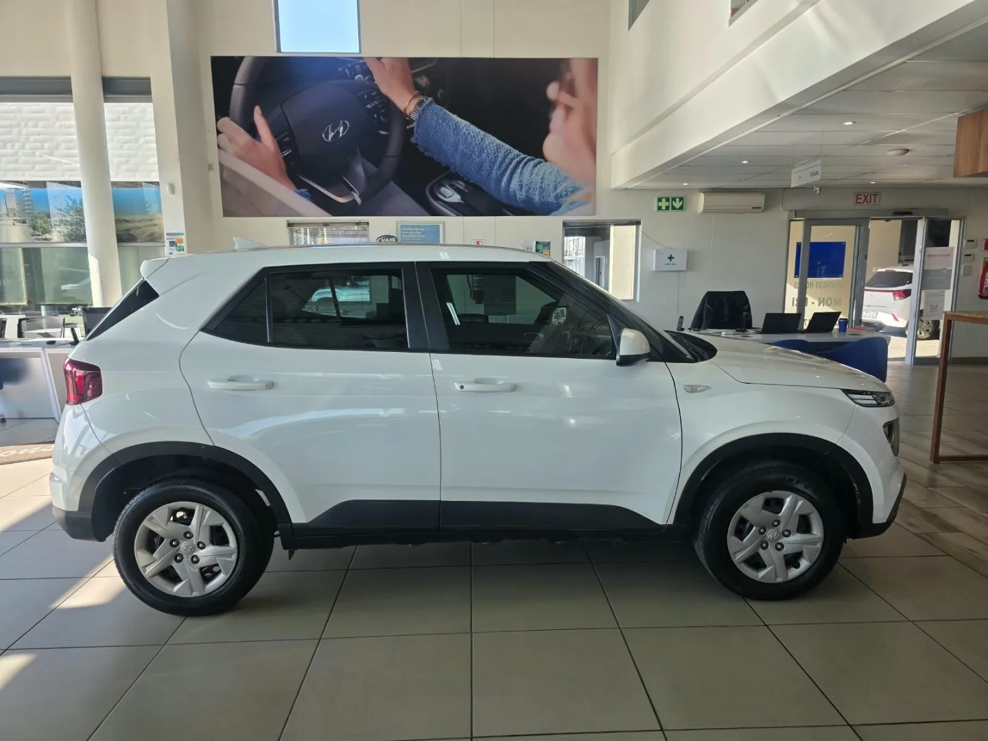 2021 Hyundai VENUE VENUE 1.0 TGDI MOTION M/T INFOTAINMENT thumbnail 3