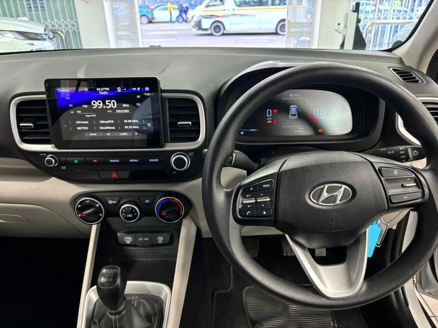 2025 Hyundai VENUE VENUE 1.2 PREMIUM MT MY24 thumbnail 18