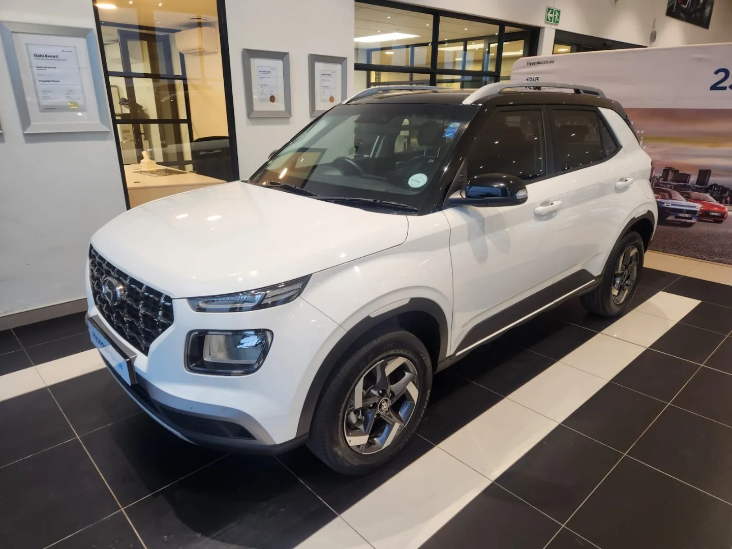 2021 Hyundai VENUE VENUE 1.0 TGDI FLUID M/T 2 TONE image 1
