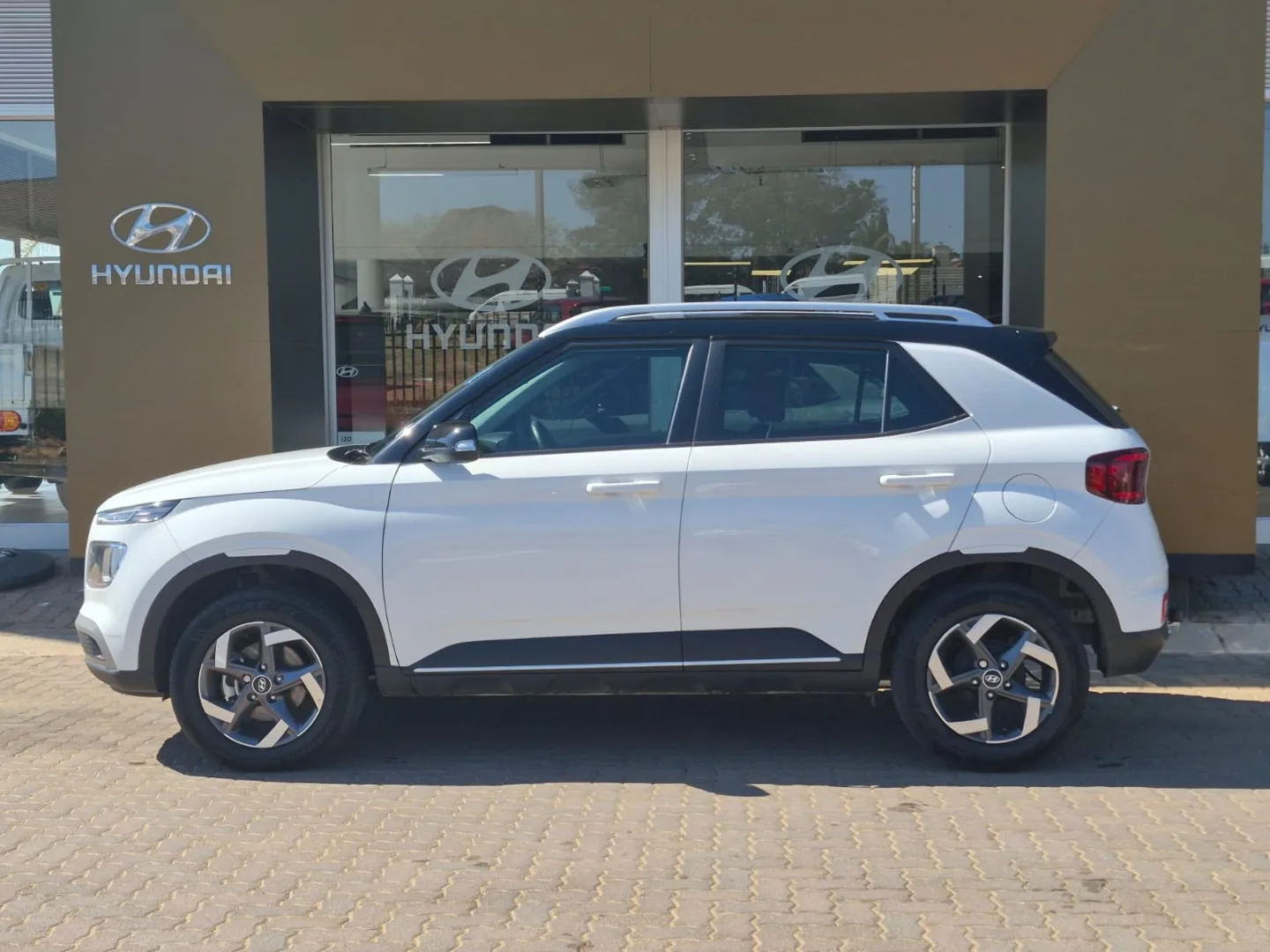 2022 Hyundai VENUE VENUE 1.0 TGDI FLUID DCT 2 TONE thumbnail 10