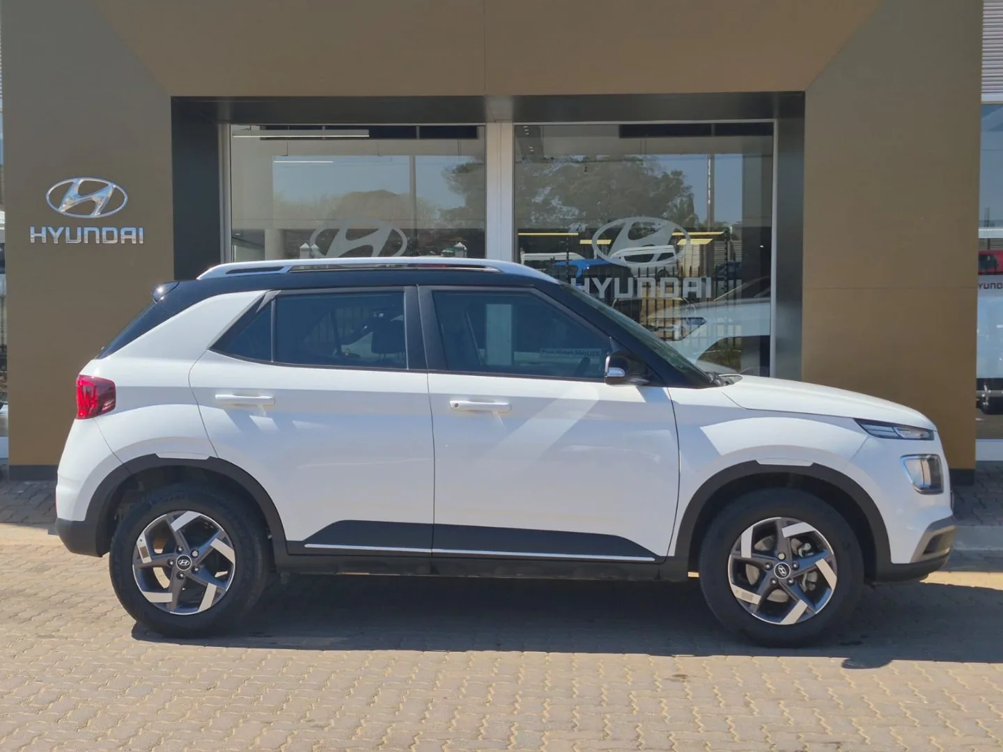 2022 Hyundai VENUE VENUE 1.0 TGDI FLUID DCT 2 TONE image 1