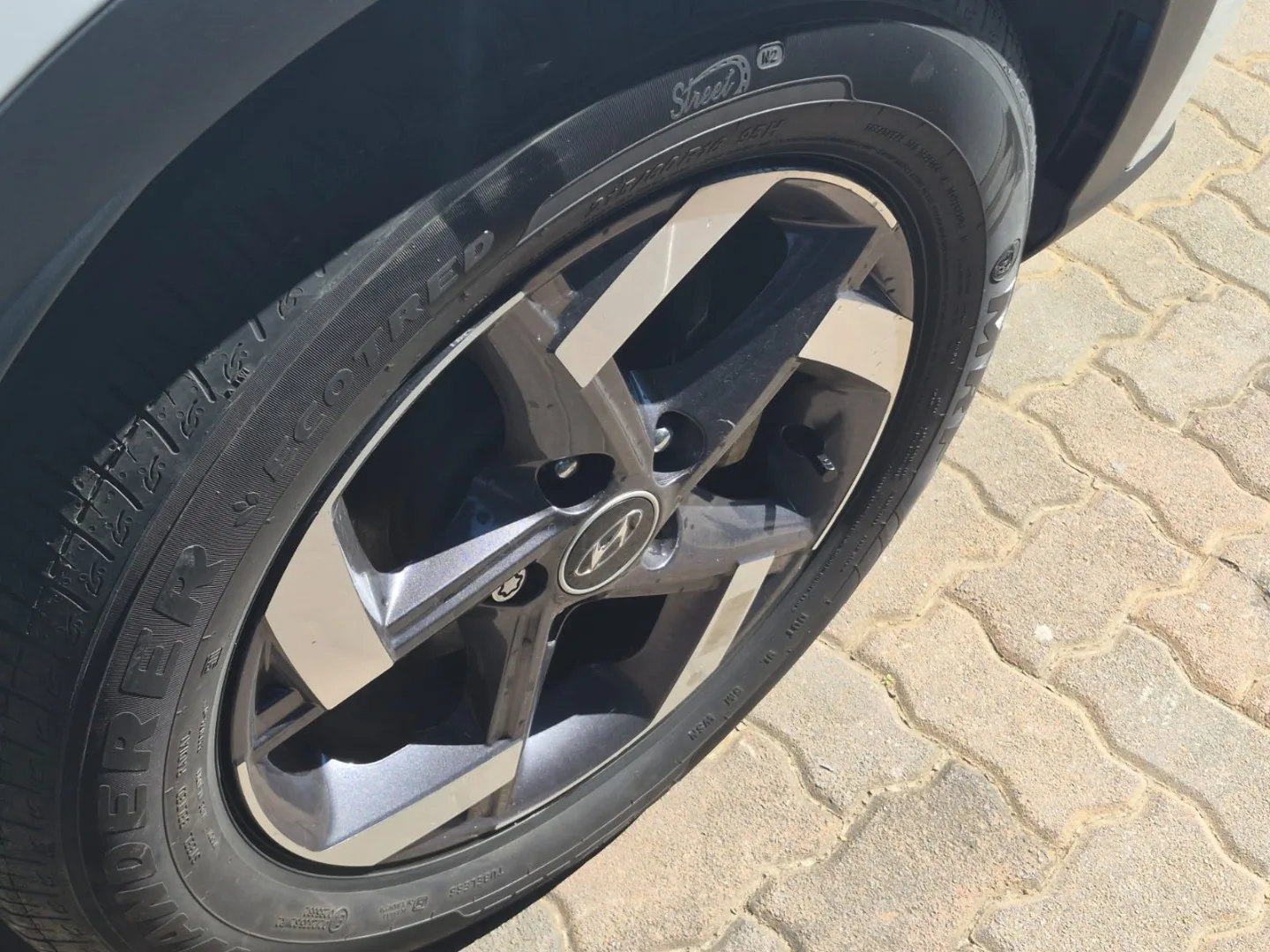 2022 Hyundai VENUE VENUE 1.0 TGDI FLUID DCT 2 TONE thumbnail 2